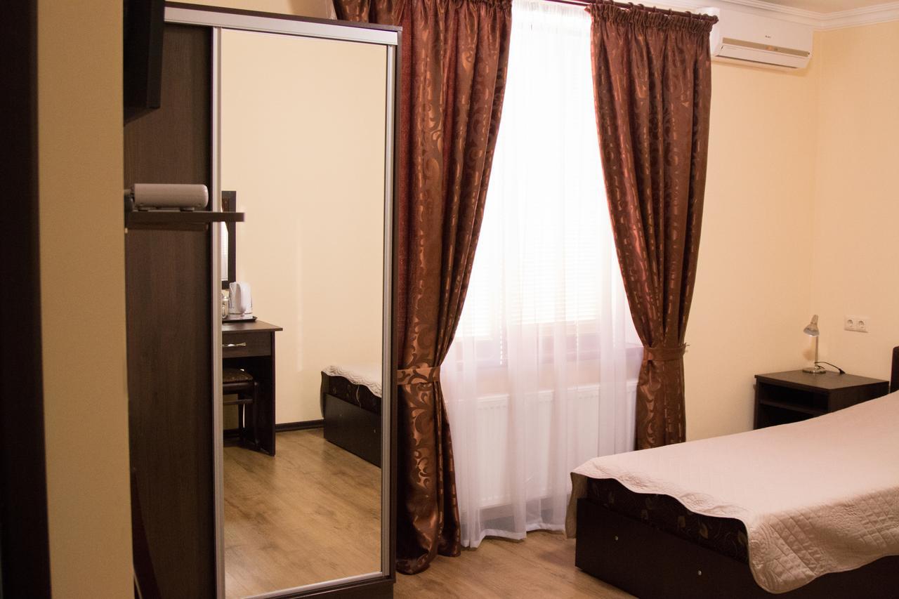 Hotel Sem Uglov Tyraspol Zewnętrze zdjęcie